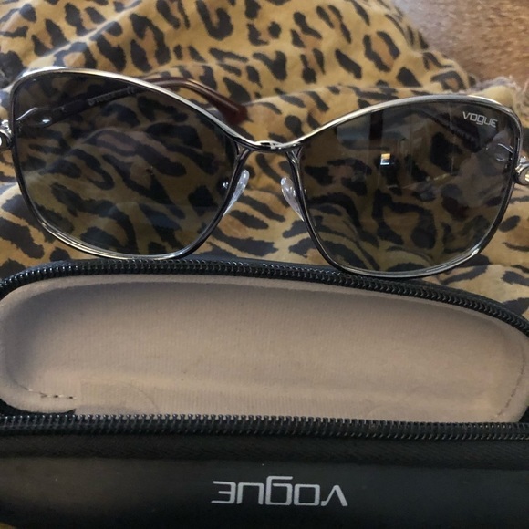 Vogue oversized silver sunglasses dark lens wine colored temple new with case - Picture 3 of 15